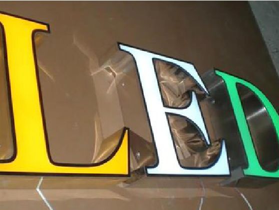 洪江介绍LED招牌的基础知识。
